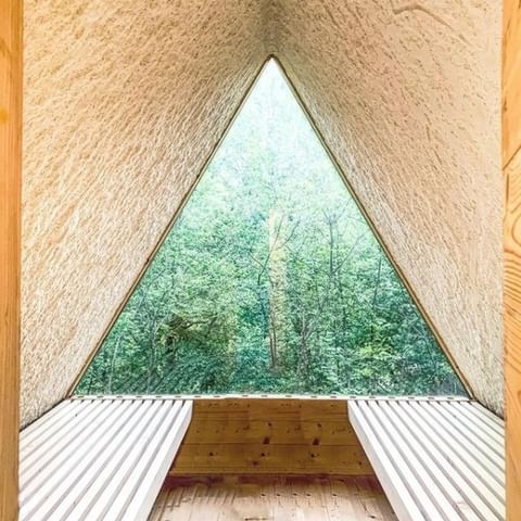 Nature framed with an equilateral triangle. Perfection next level. 🌲 △ 💚  . 📷 @thehike.nl  📍 @kampkoren